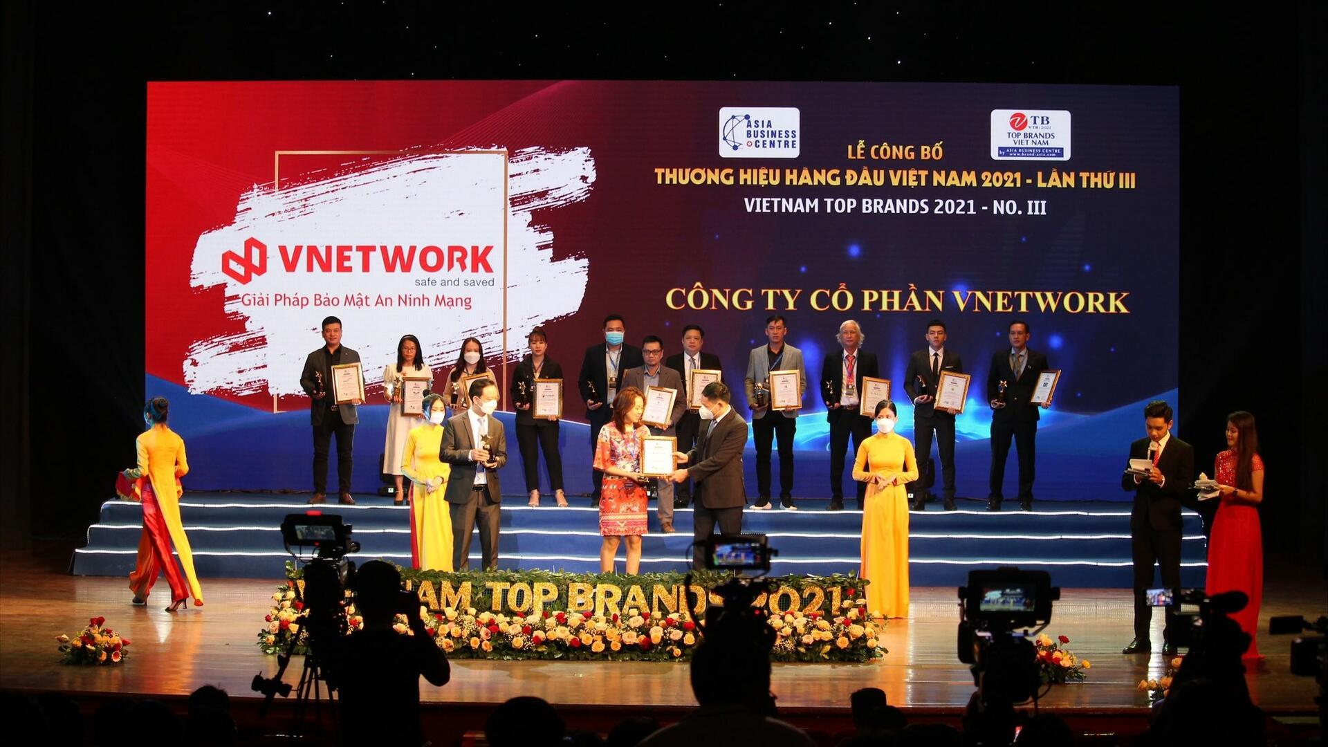 VNETWORK nhận giải thưởng Top 10 Thương Hiệu Hàng Đầu Việt Nam